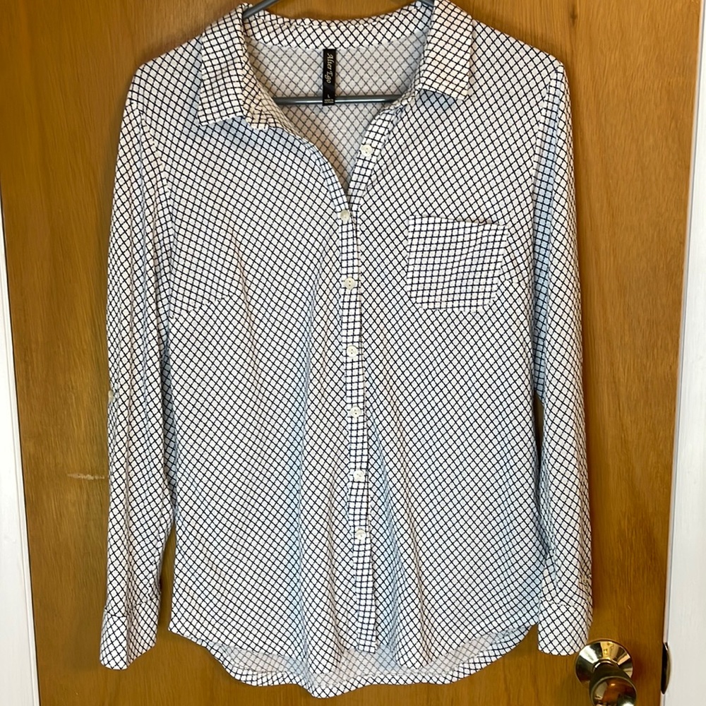 Alter Ego Womens Large Black and White Button Down Blouse